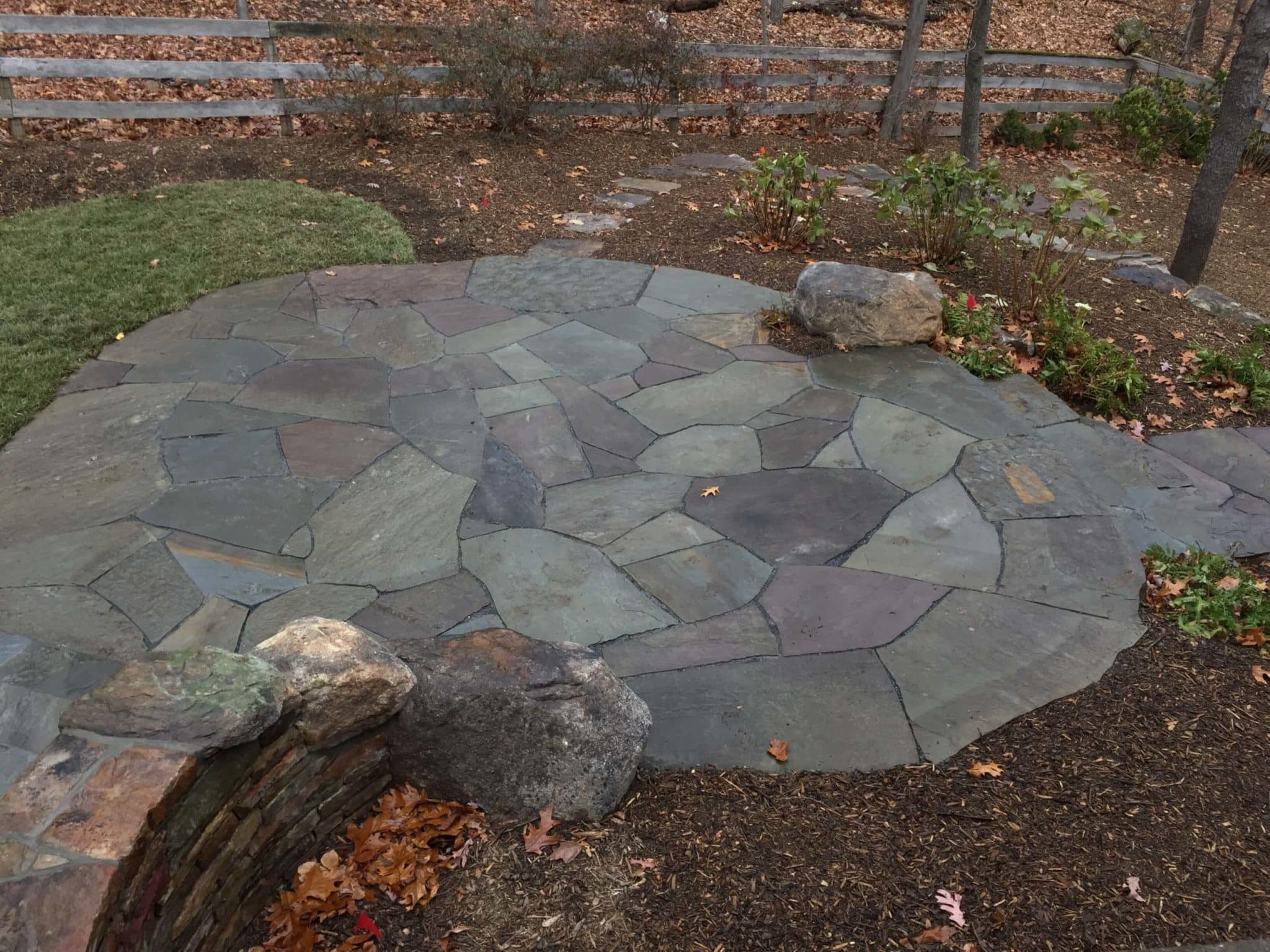 533 Informal Patio in Circular Shape with Irregular Flagstone and Flagstone Steppers