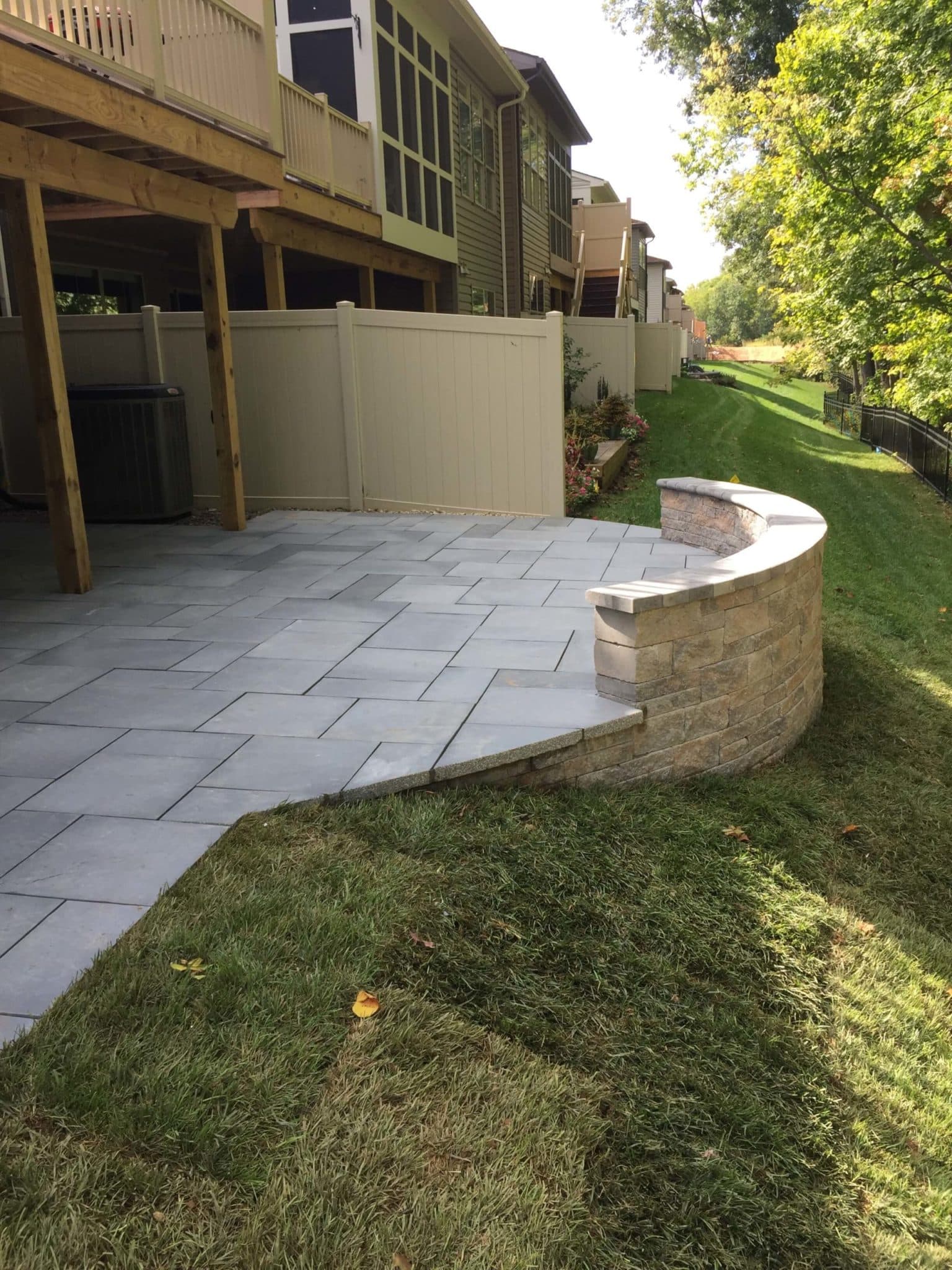 562 Townhouse Patio in Techo-Bloc Aberdeen Azzurro Pavers with Curved Sitting Wall & Retaining Wall