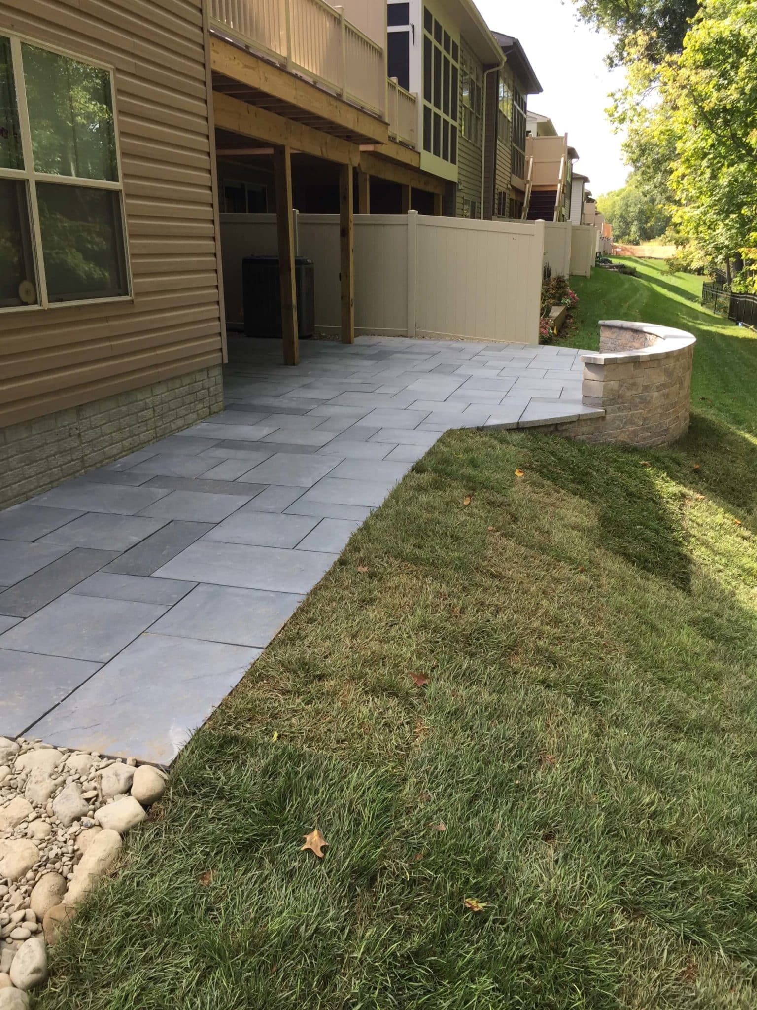 563 Townhouse Patio in Techo-Bloc Aberdeen Azzurro Pavers with Curvd Sitting & Retaining Wall